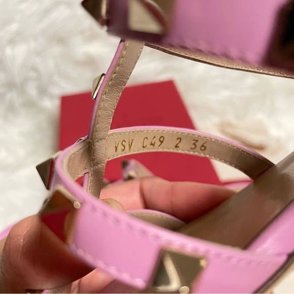 VALENTINO GARAVANI
Rockstud Caged Leather Flat Sandals Pink - Picture 8 of 11